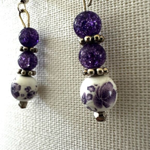Purple and white handmade beaded earrings - Picture 4 of 7